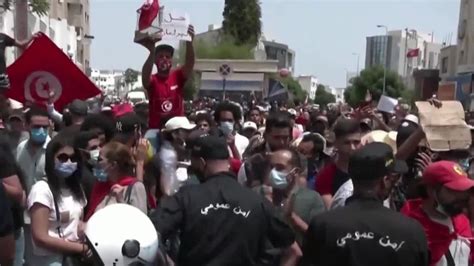 当年突尼斯26岁小贩被羞辱自焚，为什么会引发“阿拉伯之春”？__财经头条