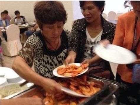 大妈去泰国吃自助餐，被老板轰出门外，中国人的脸面都被你丢尽了|大妈|自助餐|泰国_新浪新闻