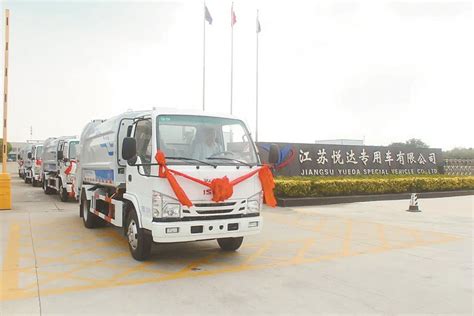 图为发往华北市场的悦达专用车驶出厂区。