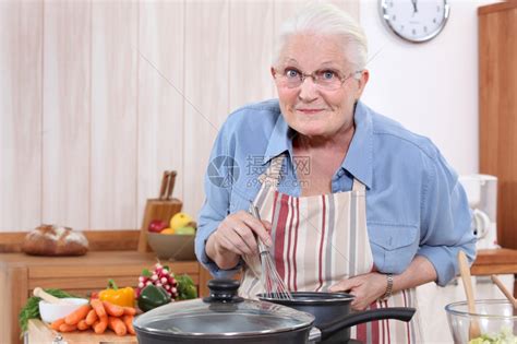 外祖母做饭高清图片下载-正版图片306936304-摄图网