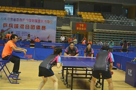 2017年湖南省本科院校及附属医院乒乓球团体赛中奋勇争先的南华乒乓球队-南华大学--工会