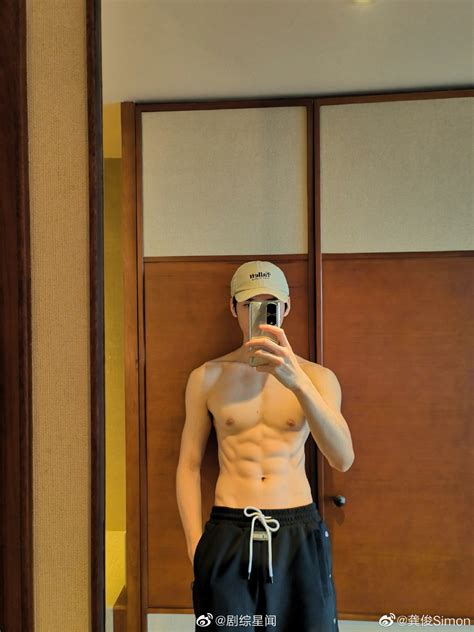 韩国帅哥健身房自拍秀肌肉
