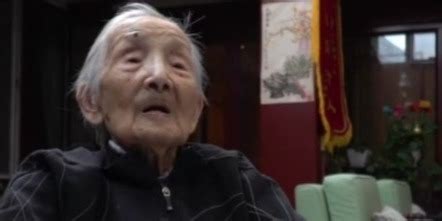 百岁老人上房揭瓦：活到100岁 要的就是自由(含视频)_手机新浪网