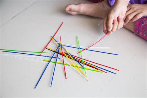系列的孩子玩捡起棍子有趣的游戏高清摄影大图-千库网