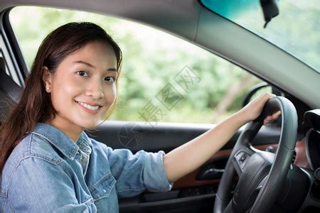 美丽的亚洲女在路上驾车旅行时微笑和愉快地开车乐趣白种人镜子高清图片下载-正版图片307834897-摄图网