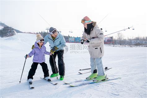 一家人到滑雪场滑雪运动高清图片下载-正版图片501904664-摄图网