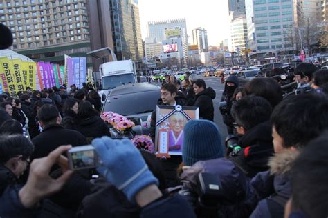 一年9万场示威，拉响韩国政治体制危机警报