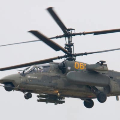 俄公布卡52武装直升机攻击视频 乌军事设施被毁_看现场_看看新闻