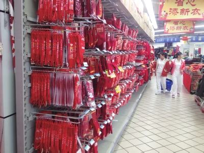 临近春节掀起“红色经济” 福州市场上“本命年”红色商品热销 - 政经 - 东南网