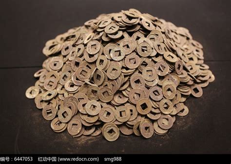 西汉海昏侯文物展成堆的铜钱五铢钱高清图片下载_红动中国