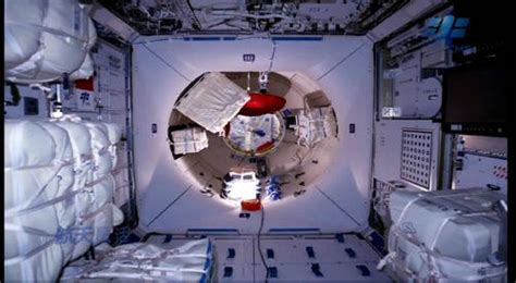 为什么人在太空会飘走，而空间站在太空却能固定不动？|空间站|宇航员|物体_新浪新闻
