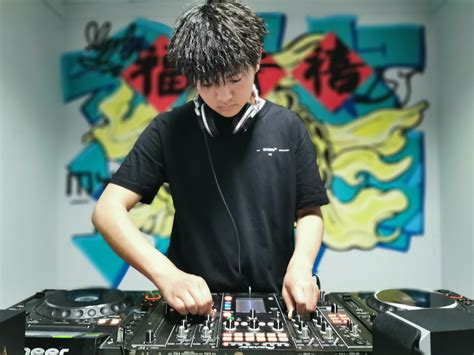 顶尖DJ女学员桑晨就业酒吧DJ打碟现场_合肥顶尖DJ培训学校