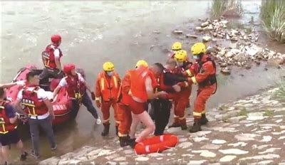 一男子不慎落入急流 两名群众下水救人 三人被困河中浅滩 幸好救援及时-杭州新闻中心-杭州网