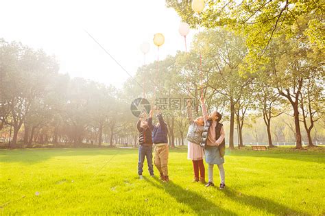 阳光下快乐儿童们拿气球高清图片下载-正版图片501126802-摄图网