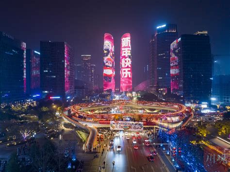 全国首发！成都公交地铁全面开通境外银行卡直刷乘车 成都公交地铁，境外银行卡支付，Visa万事达运通，拍卡乘车，交通支付便利化，世运会出行，外籍旅客服务，金融国际化 第1张