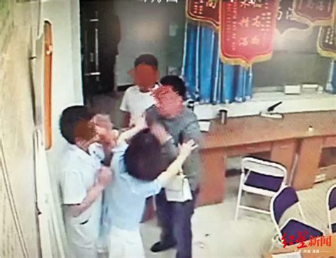 嫌看急诊时间太长 2男子殴打医护人员被拘留__凤凰网