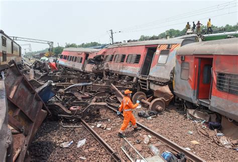 印列车脱轨或由铁路信号错误导致 莫迪抵事故现场视察_国际_新闻频道_云南网