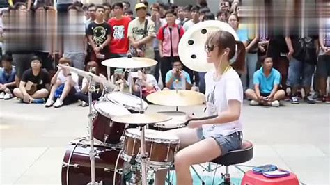 打架子鼓视频：打架子鼓的女孩太美了，打起鼓来真带劲