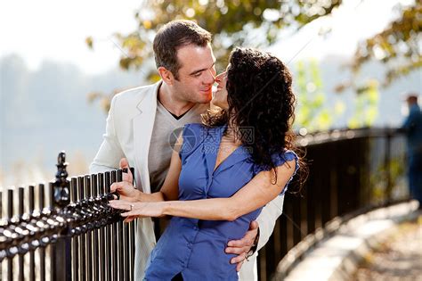 公园接吻男朋友丈夫感情夫妻妻子女孩拥抱女性乐趣订婚高清图片下载-正版图片320470653-摄图网