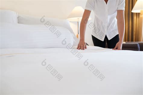 酒店清洁床上用品安排图片-包图网