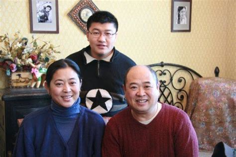 57岁的蔡明老了，59岁的倪萍老了，而69岁的她却像年轻小姑娘！