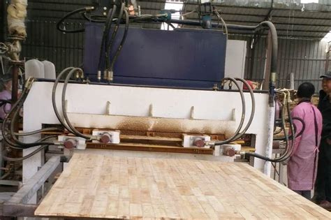 木材加工厂，实木木板是如何被刨平的，比传统方法快的多_凤凰网视频_凤凰网