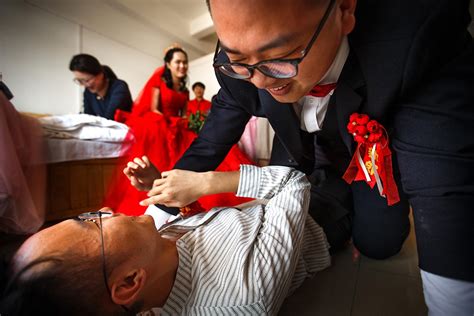 福建福州台江农村结婚习俗：穿大红婚纱的新娘今天好美哦！_腾讯视频