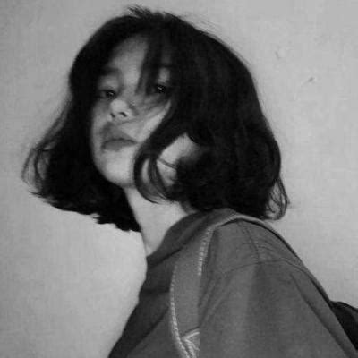微信甜美女生黑白头像