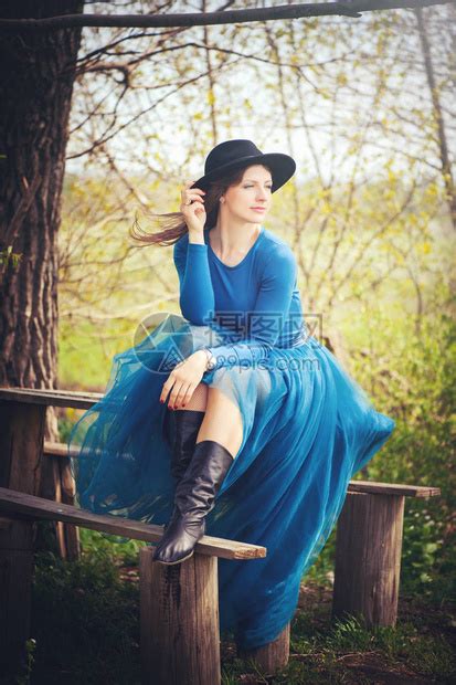 穿着蓝裙子和帽子高清图片下载-正版图片507570378-摄图网