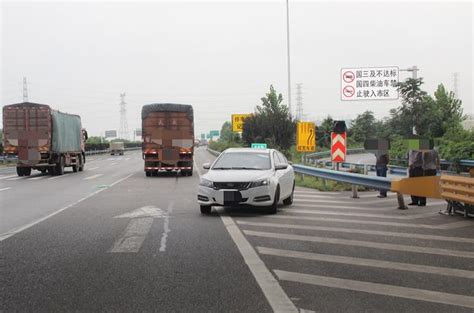 长沙芙蓉北路发生一起交通事故 护栏被撞飞50余米 - 三湘万象 - 湖南在线 - 华声在线