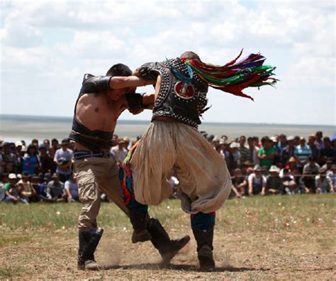 力与美的展示 扣人心弦的蒙古式摔跤