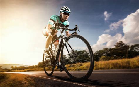 年轻男骑着凉爽的电动自行车高清图片下载-正版图片505651193-摄图网