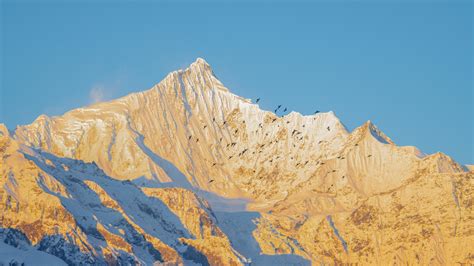 云南德钦梅里雪山日照金山美景的最佳观景时间与地点攻略 - 必经地旅游网