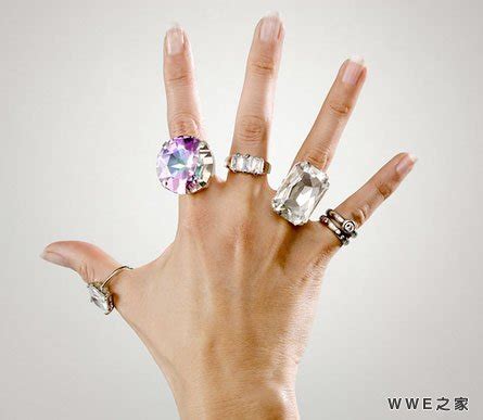 钻戒戴哪个手指招财？招财戒指的戴法和讲究 – 我爱钻石网官网