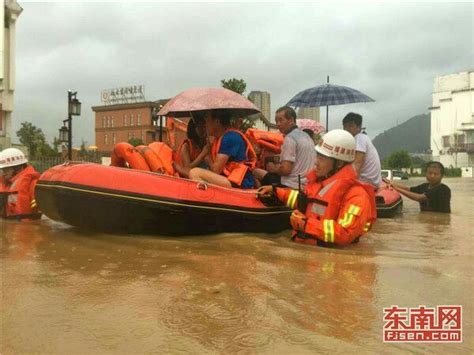 福州闽侯：洪水涌入小区 40多名被困群众获救 - 社会民生 - 东南网