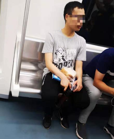 网曝长沙地铁一男子偷摸女生大腿 地铁公安正在调查_手机新浪网