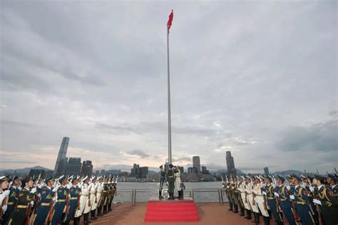首次！解放军驻港部队在中区军用码头举行升国旗仪式丨香港一日