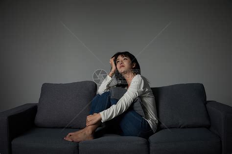 年轻女性坐在沙发上哭泣高清图片下载-正版图片501467028-摄图网