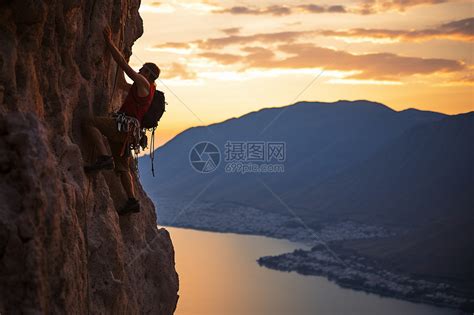 男人登山攀登山峰悬崖意境人物剪影高清摄影大图-千库网