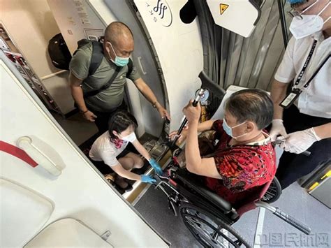 “爷爷，您慢慢来” 上航FM9229贴心服务4位轮椅老人-中国民航网