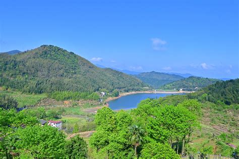 江西宜春一个县，是四大花炮之乡之一，拥有竹山洞景区