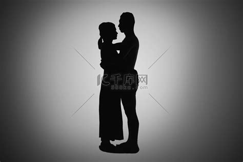 人像剪影夜晚情侣二人在室内面对面拥抱摄影图配图高清摄影大图-千库网