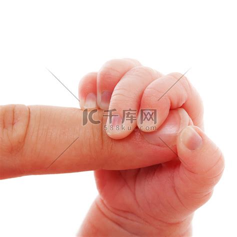 宝宝握着妈妈的手指高清摄影大图-千库网