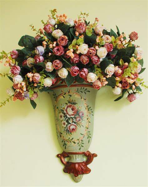 围裙的女花商把新鲜的玫瑰放在花店的花瓶里，花卉经营理念婚礼婚纱写真高清摄影大图-千库网