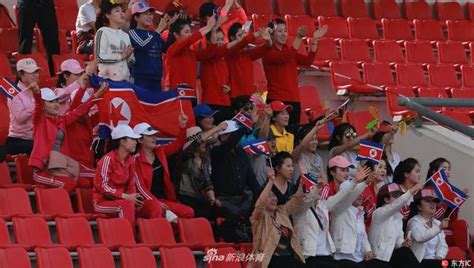 亚运女足决赛：朝鲜美女啦啦队现身看台！五官好清秀，颜值颇高|女足|啦啦队|亚运_新浪新闻