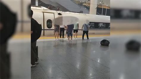 6男子下车抽烟 集体错过高铁后目送列车离开|列车|高铁_新浪新闻