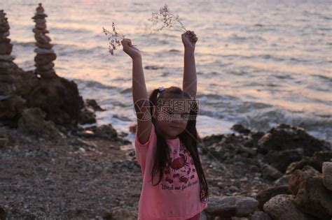 快乐的七岁女孩的肖像与她的自闭症10岁高清图片下载-正版图片505104366-摄图网