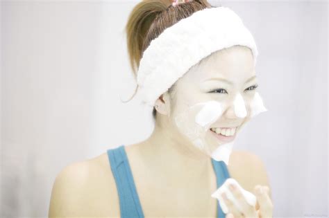 【图】基础护肤的正确步骤有哪些 如何选用适合自己的护肤品(2)_伊秀美容网|yxlady.com