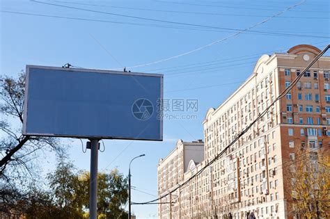 城市街头户外广告牌广告海报展示psd样机 - 25学堂