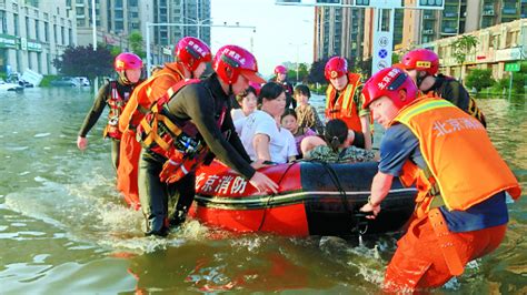 北京消防在深水中展开生命大营救，转移刚出生4天的婴儿！ | 北晚新视觉